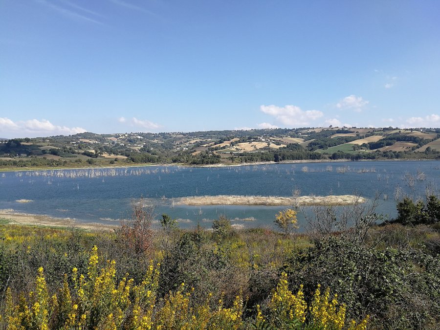 File:Campolattaro - Scorcio panoramico del lago.jpg