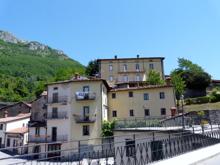 File:Corfino (Villa Collemandina)-borgo1.jpg