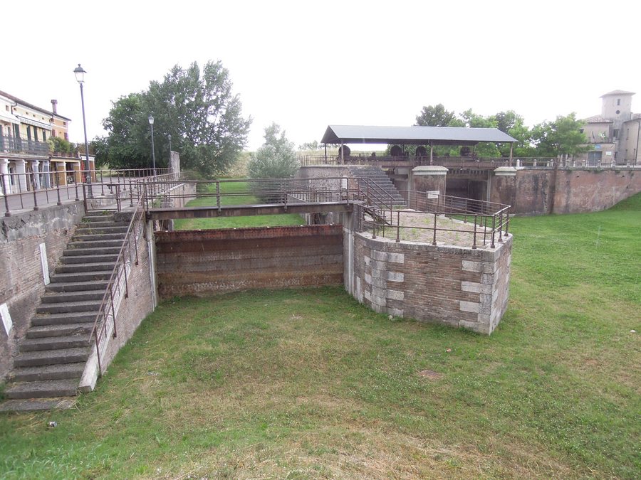 File:Navigation lock of Governolo.JPG