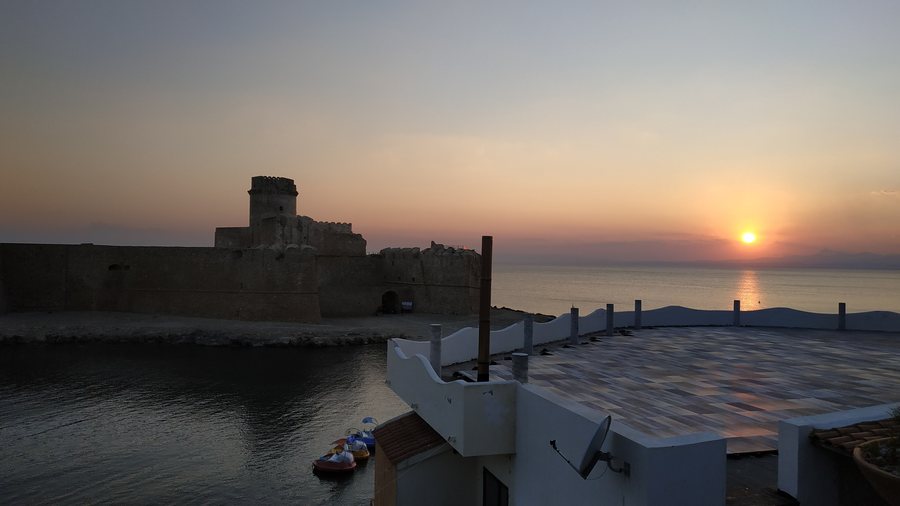 File:Le Castella - Isola di Capo Rizzuto - Italy.jpg
