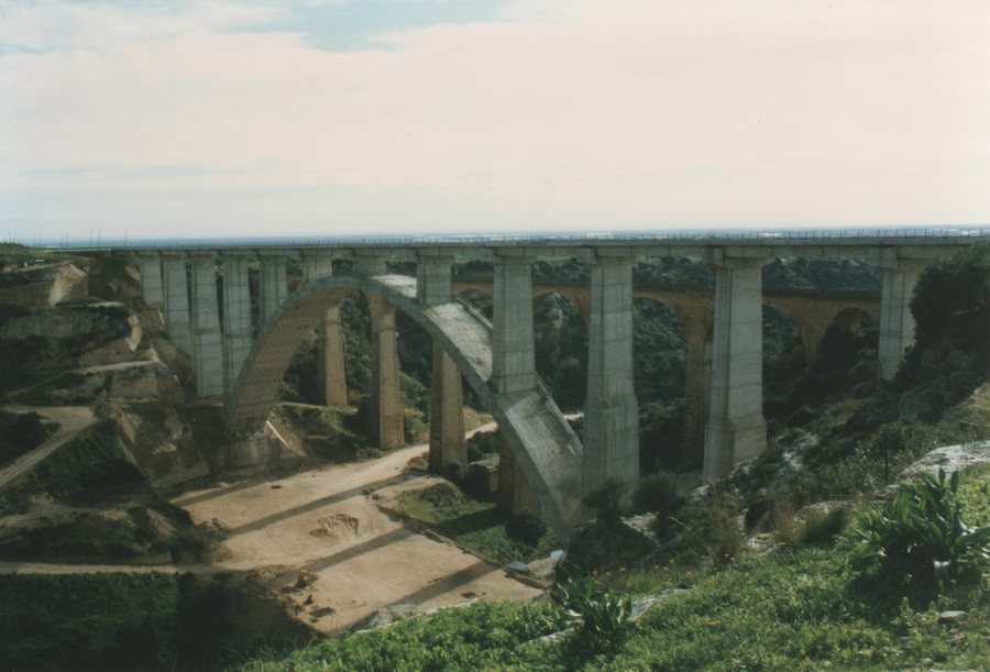 File:Castellaneta - Ponte ferroviaro S.Lucia 3.jpg