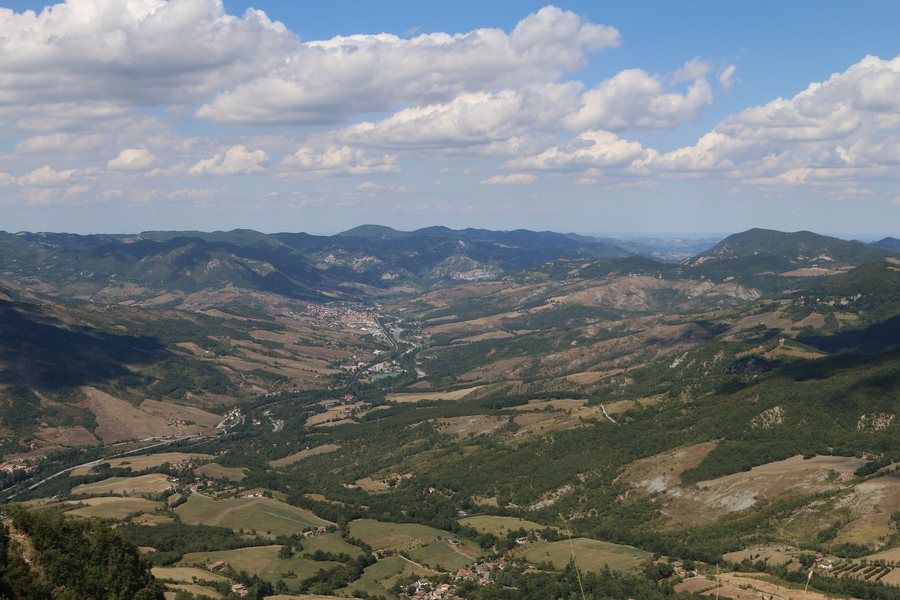 File:Santuario della Beata Vergine - panorama sulla valle sottostante e su Vergato.jpg