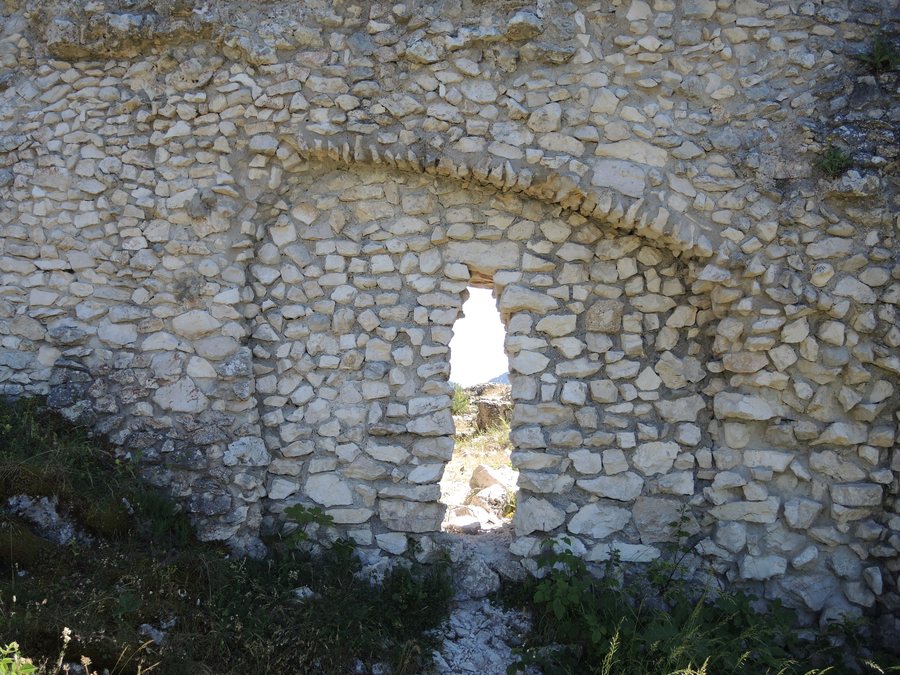 File:Rocca di Mezzo (AQ) - Castello di Rovere 01.jpg