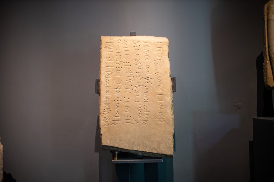 File:01- Stele con iscrizione paleosabellica, da Monte Giove-Penna Sant'Andrea, fine del VI sec. aC -FG01.jpg