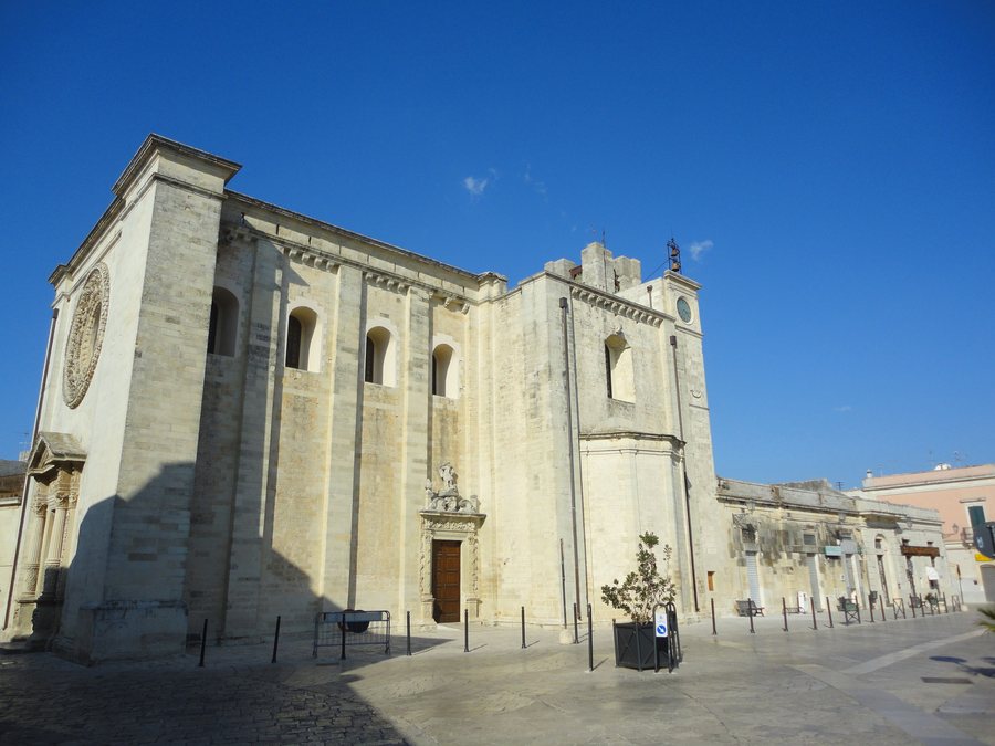 File:Piazza Umberto I Minervino di Lecce.jpg