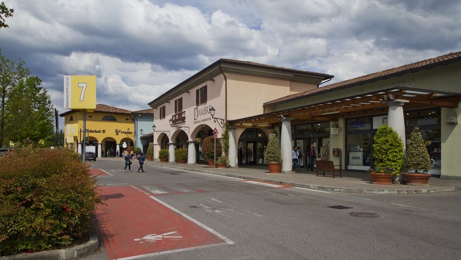File:Franciacorta outlet village, Rodengo-Saiano, Brescia, Lombardia, Italy - panoramio.jpg