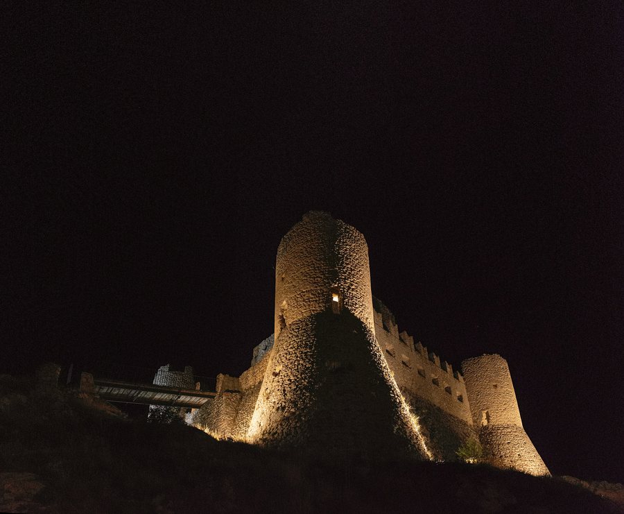 File:Rocca Calascio at night - Calascio, L'Aquila, Italy - August 12, 2019 02.jpg