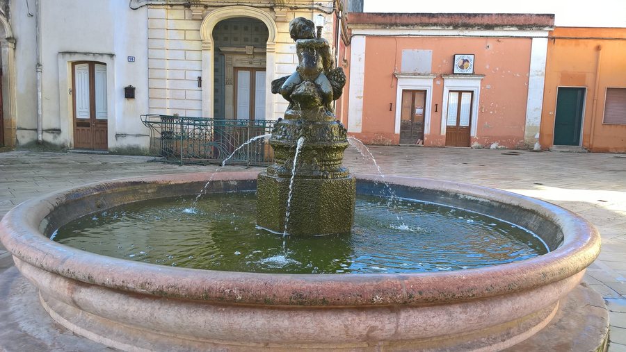 File:Fontana (Torchiarolo).jpg