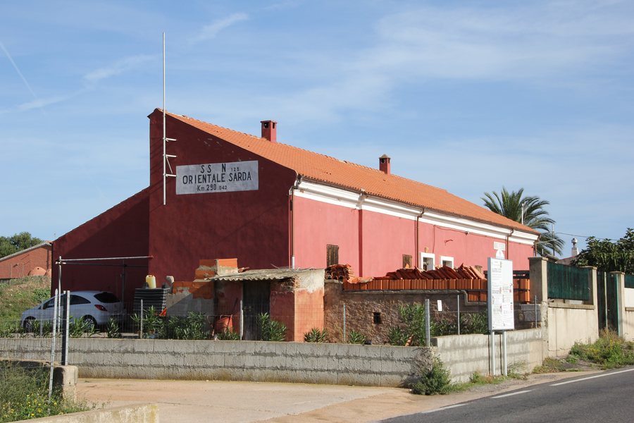 File:San Teodoro, casa cantoniera di Monte Petrosu (01).jpg