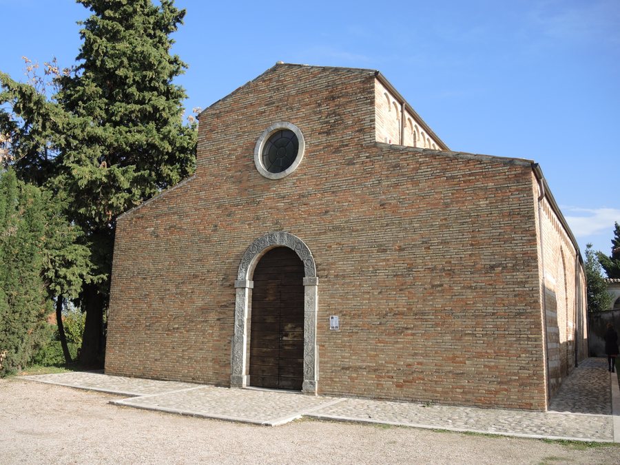 File:Moscufo - Santa Maria del Lago 01.jpg