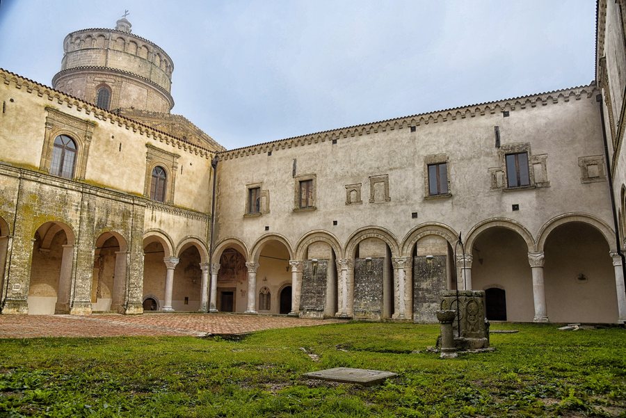 File:Abbazia Montescaglioso II chiostro.jpg