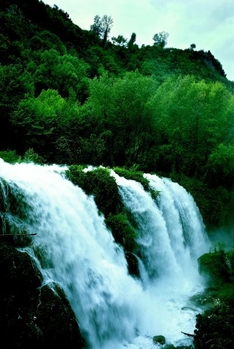 Umbrien: Marmore-Wasserfall, drei spektakuläre Stufen, erbaut von den alten Römern