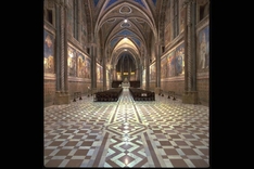 Franziskus- Basilika: Innenansicht mit Fresken