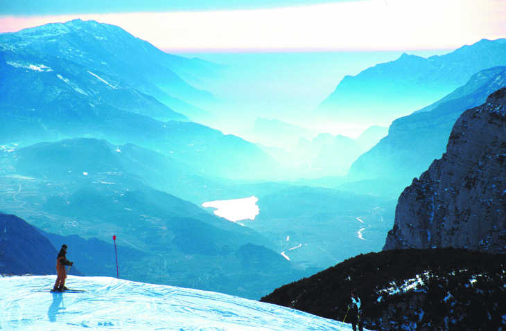 Skifahrer mit Blick über die winterlichen Dolomiten