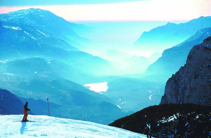 Skifahrer mit Blick über die winterlichen Dolomiten