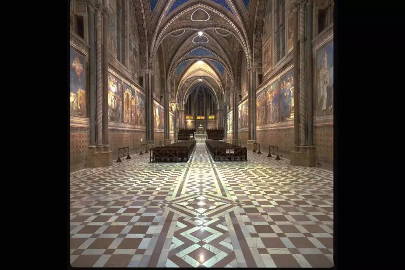 Franziskus- Basilika: Innenansicht mit Fresken
